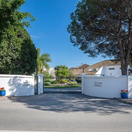 Charming Townhouse With Pool In Nueva Andalucia Holiday home *